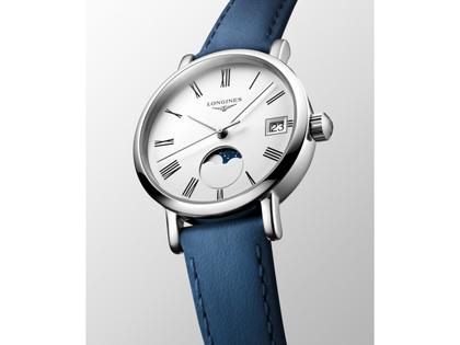 Longines Elegant Collection Quarz Edelstahl 30mm weißes Zifferblatt blaues Lederband – Damenuhren Uhr mit Datum aus Edelstahl und Leder. Das Gehäuse ist rund und silber. Das Lederarmband ist blau. Das Zifferblatt ist römisch und weiß. – Ansicht 2
