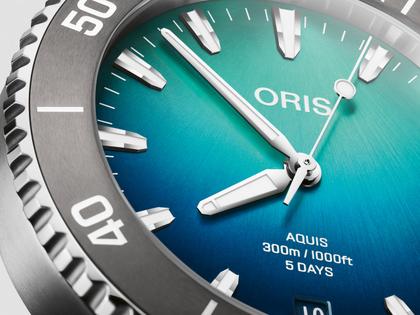 Oris Aquis Great Barrier Reef IV Automatik Edelstahl 43,5mm blaues Zifferblatt Metallband limitiert – Herrenuhren Uhr mit Datum aus Edelstahl und Wolfram. Das Gehäuse ist rund und silber. Das Edelstahlarmband ist silber. Das Zifferblatt ist ein Index in blau. – Ansicht 4