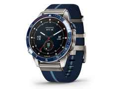 Garmin MARQ Captain Gen 2 digital Titan 46mm blaues Jacquard-Nylonband – Herrenuhren Uhr Multifunktion aus Keramik und Titan. Das Gehäuse ist rund und grau. Das Textilarmband ist blau. Der Zifferblatt ist digital. – Ansicht 2