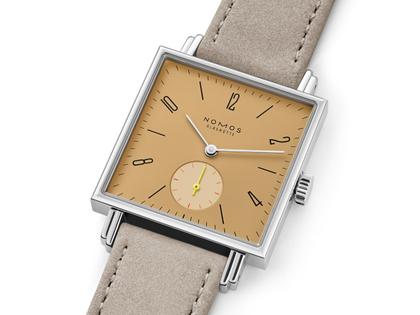 Nomos Glashütte Tetra Origins Ochra Handaufzug Edelstahl 29,5mm gelbes Zifferblatt graues Lederband Stahlboden – Damenuhren Uhr ohne Datum aus Edelstahl und Leder. Das Gehäuse ist quadratisch und silber. Das Lederarmband ist grau. Das Zifferblatt ist arabisch Index und gelb. – Ansicht 3