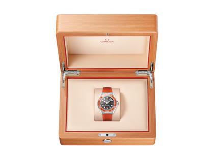 Omega Seamaster Planet Ocean 600M Automatik Edelstahl 42mm schwarzes Zifferblatt orange Keramiklünette oranges Kautschukband – Herrenuhren Uhr ohne Datum aus Edelstahl und Keramik. Das Gehäuse ist rund und silber. Das Kautschuk / Kunststoff / Silikon Armband ist orange. Das Zifferblatt ist arabisch Index und schwarz. – Ansicht 7