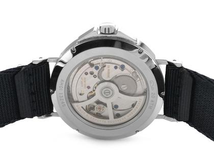 Nomos Glashütte Ahoi Atlantik Automatik Edelstahl 40mm Glasboden Ref. 557 Full Set Occasion Neu – Herrenuhren Uhr ohne Datum aus Edelstahl. Das Gehäuse ist rund und silber. Das Textilarmband ist blau. Das Zifferblatt ist arabisch Index und blau. – Ansicht 2