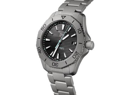 TAG Heuer Aquaracer Professional 200 Solargraph Titan 40mm schwarzes Zifferblatt Metallband – Herrenuhren Uhr mit Datum aus Titan. Das Gehäuse ist rund und silber. Das Titanarmband ist silber. Das Zifferblatt ist ein Index in schwarz. – Ansicht 2
