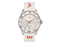 Tissot Seastar Wilson WNBA Quarz Edelstahl 40mm weißes Zifferblatt weißes Lederband – Herrenuhren Uhr mit Datum aus Edelstahl. Das Gehäuse ist rund und silber. Das Lederarmband ist weiß. Das Zifferblatt ist ein Index in weiß.