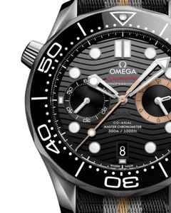 Omega Seamaster Diver 300M Chronograph Automatik Edelstahl 44mm 007 First Light schwarzes Zifferblatt – Herrenuhren Chronograph aus Edelstahl und Keramik. Das Gehäuse ist rund und silber. Das Textilarmband ist grau. Das Zifferblatt ist ein Index in schwarz. – Ansicht 3