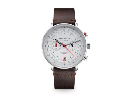 Sternglas Hamburg Chrono Quarz Edelstahl 42mm weißes Zifferblatt braunes Lederband – Herrenuhren Chronograph aus Edelstahl. Das Gehäuse ist rund und silber. Das Lederarmband ist braun. Das Zifferblatt ist arabisch Index und weiß.