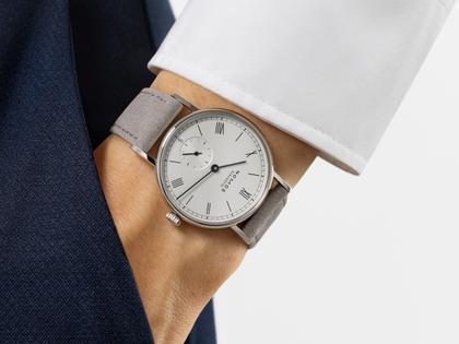 Nomos Glashütte Ludwig 33 75 Jahre Grundgesetz Handaufzug Edelstahl 33mm weißes Zifferblatt graues Lederband limitiert – Damenuhren Uhr ohne Datum aus Edelstahl und Leder. Das Gehäuse ist rund und silber. Das Lederarmband ist grau. Das Zifferblatt ist römisch Index und weiß. – Ansicht 5
