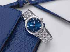 Sinn Spezialuhren 434 St B Quarz Edelstahl 34mm blaues Zifferblatt blaues Lederband – Damenuhren Uhr ohne Datum aus Edelstahl. Das Gehäuse ist rund und silber. Das Lederarmband ist blau. Das Zifferblatt ist ein Index in blau. – Ansicht 2
