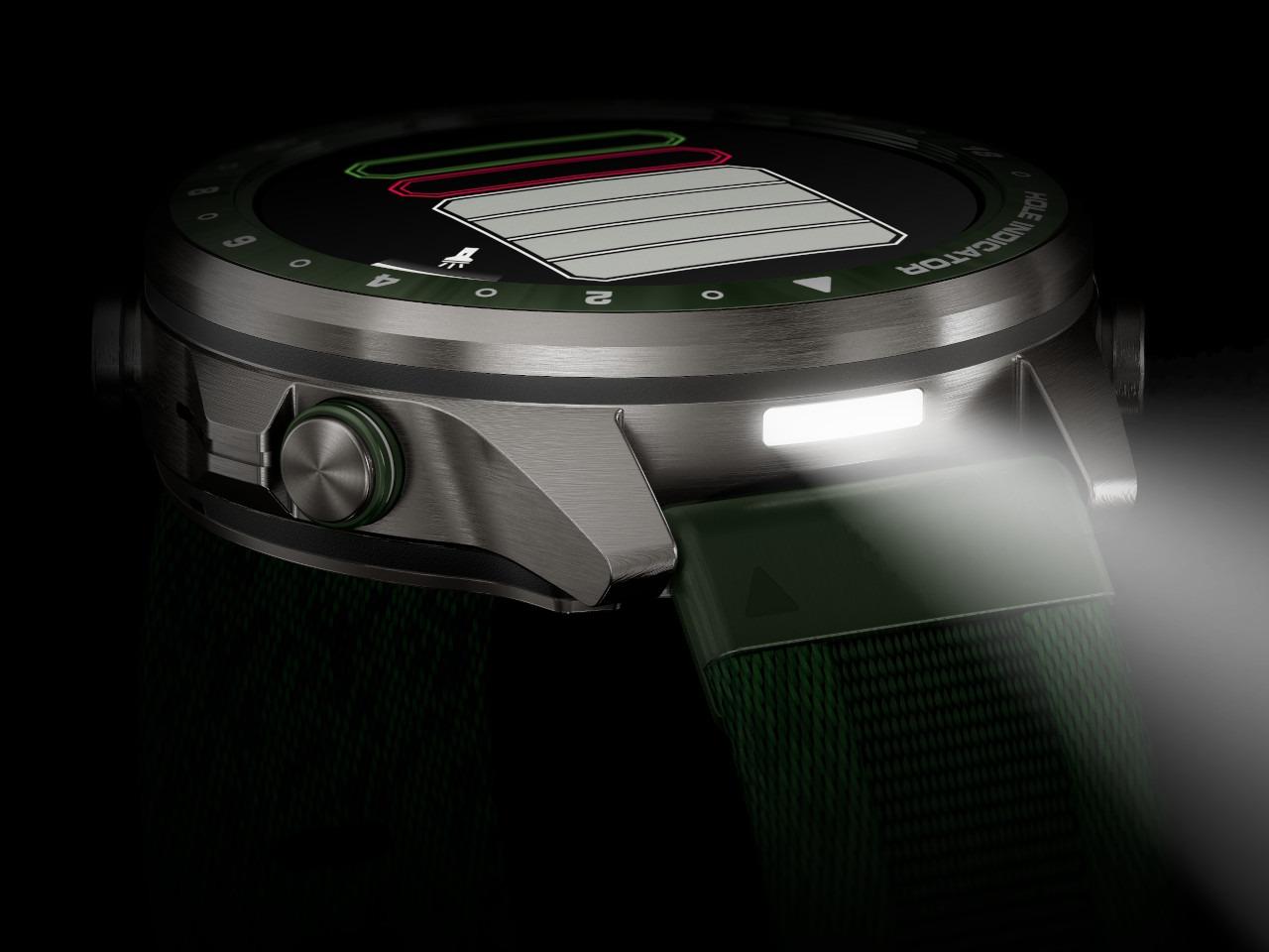Garmin MARQ Golfer Gen 3 Titan 47mm digitales Display grünes Textilband – Herrenuhren Uhr Multifunktion aus Kautschuk, Keramik und Titan. Das Gehäuse ist rund und grau. Das Textilarmband ist grün. Der Zifferblatt ist digital. – Ansicht 7