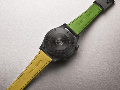 Oris ProPilot Altimeter "Mission Control" X Bamford Watch Department Automatik Karbon 47mm schwarzes Zifferblatt schwarzes Textilband Limited Edition – Herrenuhren Uhr mit Datum aus Carbon, Leder, PVD beschichtet und Titan. Das Gehäuse ist rund und schwarz. Das Textilarmband ist schwarz. Das Zifferblatt ist arabisch Index und schwarz. – Ansicht 6