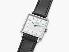 Nomos Glashütte Tetra 27 Duo Handaufzug Edelstahl 27mm weißes Zifferblatt schwarzes Lederband Stahlboden – Damenuhren Uhr ohne Datum aus Edelstahl und Leder. Das Gehäuse ist quadratisch und silber. Das Lederarmband ist schwarz. Das Zifferblatt ist arabisch Index und weiß. – Ansicht 5