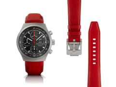 Porsche Design Chronograph 1 - All Titanium Numbered Edition Automatik Titan 40mm schwarzes Zifferblatt rotes Lederband – Herrenuhren Chronograph aus Leder und Titan. Das Gehäuse ist rund und grau. Das Lederarmband ist rot. Das Zifferblatt ist ein Index in schwarz. – Ansicht 2