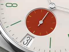 Nomos Glashütte Tangente 38 Datum "175 Years Watchmaking - Stop" Handaufzug Edelstahl cremeweißes Zifferblatt graues Textilband Glasboden – Herrenuhren Uhr mit Datum aus Edelstahl. Das Gehäuse ist rund und silber. Das Textilarmband ist grau. Das Zifferblatt ist arabisch Index und beige. – Ansicht 5