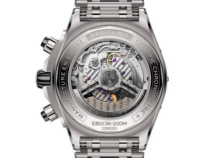 Breitling Super Chronomat B01 44 Automatik graues Zifferblatt Metallband – Herrenuhren Chronograph aus Keramik und Titan. Das Gehäuse ist rund und grau. Das Titanarmband ist grau. Das Zifferblatt ist ein Index in anthrazit. – Ansicht 2