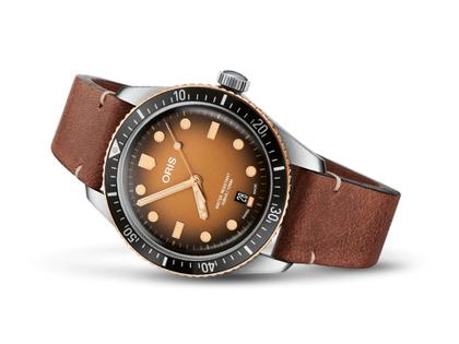 Oris Divers Sixty-Five Automatik Edelstahl 40mm braunes Zifferblatt braunes Lederband – Herrenuhren Uhr mit Datum aus Bronze und Edelstahl. Das Gehäuse ist rund und silber-roségold. Das Lederarmband ist braun. Das Zifferblatt ist ein Index in braun. – Ansicht 2