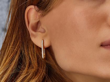 Nanis Libera  Creolen Gelbgold mit Brillanten  mittel – Ohrschmuck Creolen aus 750 Gelbgold. – Ansicht 3