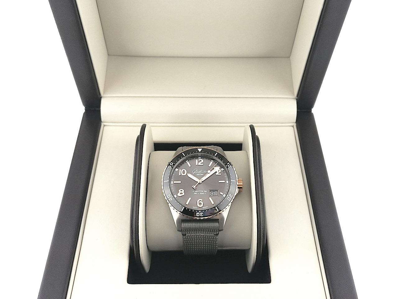 Glashütte Original SeaQ Panoramadatum Automatik Edelstahl und Rotgold 43mm Textilband 1-36-13-04-91-34 Full Set Occasion – Herrenuhren Uhr mit Datum aus 750 Rotgold, Edelstahl und Keramik. Das Gehäuse ist rund und silber-rotgold. Das Textilarmband ist grau. Das Zifferblatt ist arabisch Index und grau. – Ansicht 5