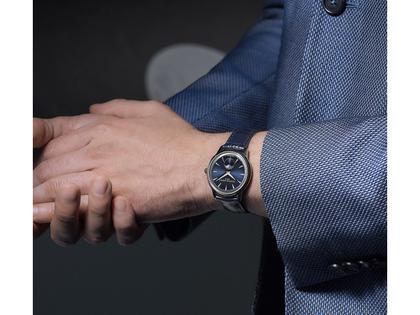 Frederique Constant Classics Moneta Moonphase Quarz 37mm blaues Zifferblatt blaues Lederband – Herrenuhren Uhr ohne Datum aus Edelstahl und Leder. Das Gehäuse ist rund und silber. Das Lederarmband ist blau. Das Zifferblatt ist ein Index in blau. – Ansicht 6