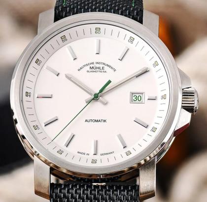 Mühle Glashütte 29er Big Edition Sachsen Automatik Edelstahl 42,4mm weißes Zifferblatt schwarzes Canvasband – Herrenuhren Uhr mit Datum aus Edelstahl und Leder. Das Gehäuse ist rund und silber. Das Textilarmband ist schwarz. Das Zifferblatt ist ein Index in weiß. – Ansicht 3