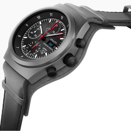 Porsche Design Chronograph 1 Utility Limited Edition – Herrenuhren Chronograph aus Titan und Titancarbid beschichtet. Das Gehäuse ist rund und grau. Das Lederarmband ist grau. Das Zifferblatt ist ein Index in schwarz. – Ansicht 3