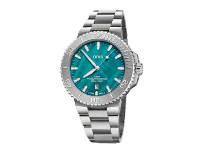 Oris New York Harbor LE II Automatik Edelstahl 43,5mm petrolfarbenes Perlmutt-Zifferblatt petrolfarbenes Kautschukband limitiert – Herrenuhren Uhr mit Datum aus Edelstahl und Kautschuk. Das Gehäuse ist rund und silber. Das Kautschuk / Kunststoff / Silikon Armband ist türkis. Das Zifferblatt ist ein Index in türkis. – Ansicht 2