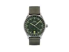 Sinn Spezialuhren 308 Jagduhr Automatik Edelstahl 40mm grünes Zifferblatt graues Textilband – Herrenuhren Uhr mit Datum aus Edelstahl. Das Gehäuse ist rund und silber. Das Textilarmband ist grau. Das Zifferblatt ist ein Index in grün.