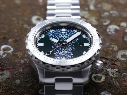 Sinn Spezialuhren U16 Taucheruhr Limited Edition Automatik Edelstahl 44mm blau-grünes Zifferblatt Metallband – Herrenuhren Uhr mit Datum aus Edelstahl. Das Gehäuse ist rund und grau. Das Edelstahlarmband ist grau. Das Zifferblatt ist ein Index in blau. – Ansicht 6