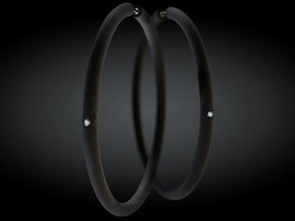 André Ribeiro Creolen Kautschuk mit Brillanten 0,04 – Ohrschmuck Creolen aus 750 Weißgold, Kautschuk und und .