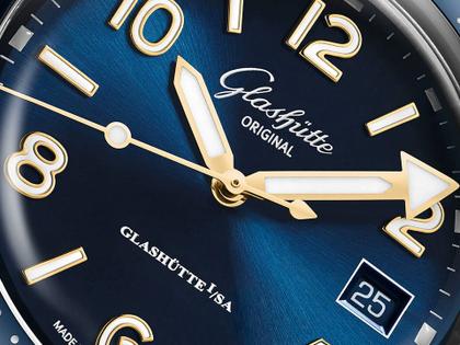 Glashütte Original SeaQ Automatik Edelstahl 40mm blaues Zifferblatt schwarzes Kautschukband – Herrenuhren Uhr mit Datum aus 750 Gelbgold, Edelstahl und Keramik. Das Gehäuse ist rund und silber-gelbgold. Das Kautschuk / Kunststoff / Silikon Armband ist blau. Das Zifferblatt ist arabisch Index und blau. – Ansicht 3
