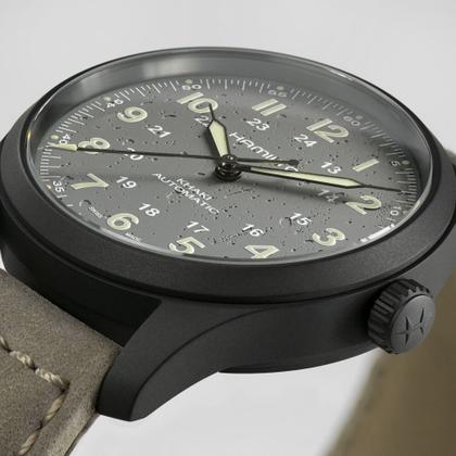 Hamilton Khaki Field Titanium Auto Titan 38mm graues Zifferblatt graues Lederband – Herrenuhren Uhr ohne Datum aus Leder und Titan. Das Gehäuse ist rund und silber. Das Lederarmband ist grau. Das Zifferblatt ist arabisch und grau. – Ansicht 4