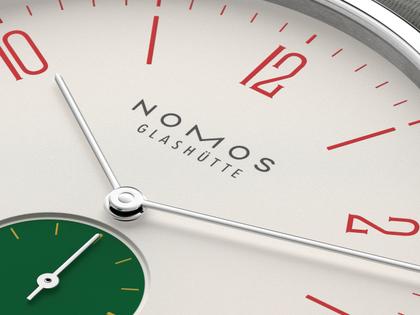 Nomos Glashütte Tangente 38 Datum "175 Years Watchmaking - Go" Handaufzug Edelstahl cremeweißes Zifferblatt graues Textilband Glasboden – Herrenuhren Uhr mit Datum aus Edelstahl. Das Gehäuse ist rund und silber. Das Textilarmband ist grau. Das Zifferblatt ist arabisch Index und beige. – Ansicht 5