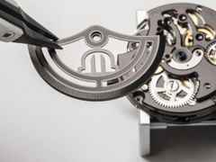 Maurice Lacroix Masterpiece Skeleton Label Noir Handaufzug Edelstahl Schwarz-DLC 43mm schwarzes Zifferblatt schwarzes Textilband – Herrenuhren Uhr ohne Datum aus DLC beschichtet, Edelstahl und PVD beschichtet. Das Gehäuse ist rund und schwarz. Das Textilarmband ist schwarz. Das Zifferblatt ist skelettiert und schwarz. – Ansicht 8