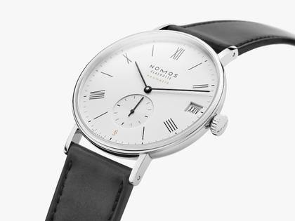 Nomos Glashütte Ludwig Neomatik 41 Datum 75 Jahre Grundgesetz Automatik Edelstahl 41mm weißes Zifferblatt schwarzes Lederband limitiert – Herrenuhren Uhr mit Datum aus Edelstahl und Leder. Das Gehäuse ist rund und silber. Das Lederarmband ist schwarz. Das Zifferblatt ist römisch Index und weiß. – Ansicht 3