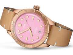 Oris Divers Sixty-Five Cotton Candy Automatik Bronze 38mm pinkes Zifferblatt braunes Lederband – Damenuhren Uhr mit Datum aus Bronze und Leder. Das Gehäuse ist rund und roségold. Das Lederarmband ist braun. Das Zifferblatt ist ein Index in rosa. – Ansicht 2