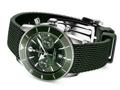 Breitling Superocean Heritage B01 Chronograph Automatik Edelstahl 42mm grünes Zifferblatt grünes Kautschukband – Herrenuhren Chronograph aus Edelstahl, Kautschuk und Keramik. Das Gehäuse ist rund und silber. Das Kautschuk / Kunststoff / Silikon Armband ist grün. Das Zifferblatt ist ein Index in grün. – Ansicht 4