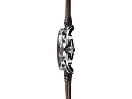 Junghans Meister Pilot Automatic Edelstahl 43mm schwarzes Zifferblatt braunes Lederband – Herrenuhren Chronograph aus Edelstahl. Das Gehäuse ist rund und silber. Das Lederarmband ist braun. Das Zifferblatt ist arabisch Index und schwarz. – Ansicht 2