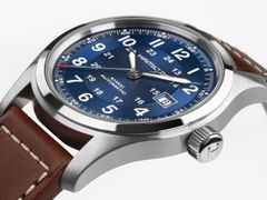 Hamilton Khaki Field Automatik Edelstahl 42mm blaues Zifferblatt braunes Lederband – Herrenuhren Uhr ohne Datum aus Edelstahl und Leder. Das Gehäuse ist rund und silber. Das Lederarmband ist braun. Das Zifferblatt ist arabisch und blau. – Ansicht 2