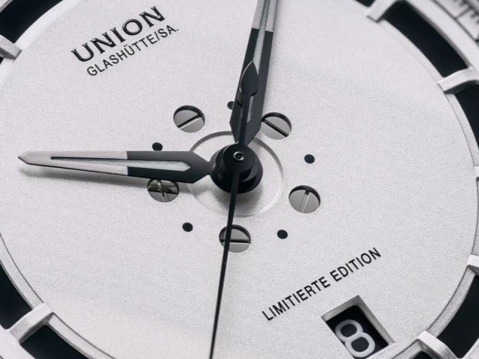 Union Glashütte Noramis Datum Deutschland Klassik 2025 Limitierte Edition Automatik Edelstahl 40mm Felgendesign Zifferblatt schwarzes Lederband – Herrenuhren Uhr mit Datum aus Edelstahl und Leder. Das Gehäuse ist rund und silber. Das Lederarmband ist schwarz. Das Zifferblatt ist ohne Zeichen und schwarz. – Ansicht 2