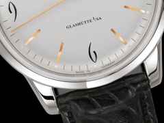 Glashütte Original Sixties Automatik Edelstahl 39mm silberfarbenes Zifferblatt schwarzes Lederband – Herrenuhren Uhr ohne Datum aus Edelstahl. Das Gehäuse ist rund und silber. Das Lederarmband Kroko / Alligator ist schwarz. Das Zifferblatt ist arabisch Index und silber. – Ansicht 3