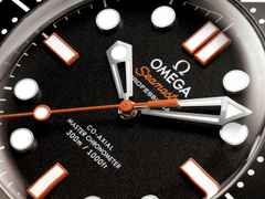 Omega Seamaster Diver 300M Automatik Edelstahl 42mm schwarzes Zifferblatt orangefarbenes Kautschukband – Herrenuhren Uhr ohne Datum aus Aluminium, Edelstahl und Kautschuk. Das Gehäuse ist rund und silber. Das Kautschuk / Kunststoff / Silikon Armband ist orange. Das Zifferblatt ist ein Index in schwarz. – Ansicht 4