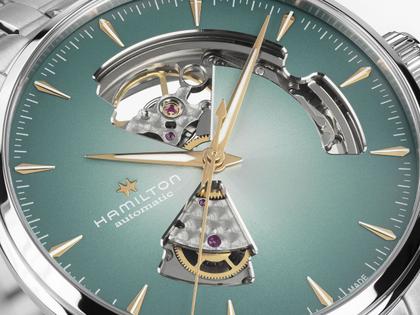 Hamilton Jazzmaster Open Heart Automatik Edelstahl 40mm hellblaues Zifferblatt Metallband – Herrenuhren Uhr ohne Datum aus Edelstahl. Das Gehäuse ist rund und silber. Das Edelstahlarmband ist silber. Das Zifferblatt ist ein Index in blau. – Ansicht 3