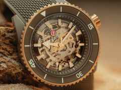 Rado Captain Cook High-Tech Ceramic Skeleton Automatik Keramik 43mm graues Zifferblatt olivgrünes Kautschukband – Herrenuhren Uhr ohne Datum aus Edelstahl, Kautschuk, Keramik, PVD beschichtet und Titan. Das Gehäuse ist rund und grau. Das Kautschuk / Kunststoff / Silikon Armband ist grau. Das Zifferblatt ist ein Index in grau. – Ansicht 9