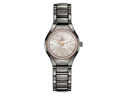 Rado True S Automatik Damenuhr Keramik Perlmutt Diamanten Keramikband – Damenuhren Uhr mit Datum aus Keramik. Das Gehäuse ist rund und grau. Das Keramikarmband ist grau. Das Zifferblatt ist ein Index in weiß.