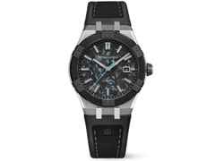 Maurice Lacroix AIKON-IC Frozen Carbon Automatik Edelstahl 43mm Carbon-Zifferblatt schwarzes Kautschukband – Herrenuhren Uhr mit Datum aus Carbon, Edelstahl, Kautschuk und Keramik. Das Gehäuse ist rund und silber. Das Kautschuk / Kunststoff / Silikon Armband ist schwarz. Das Zifferblatt ist ein Index in schwarz.