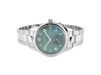 Nomos Glashütte Club Sport neomatik 37 Petrol Automatik Edelstahl grünes Zifferblatt Metallband Glasboden Ref. 746 Full Set Occasion – Herrenuhren Uhr ohne Datum aus Edelstahl. Das Gehäuse ist rund und silber. Das Edelstahlarmband ist silber. Das Zifferblatt ist arabisch Index und blau.