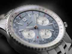 Sinn Spezialuhren 903 St II HB Navigationschronograph Automatik Edelstahl 41mm hellblaues Zifferblatt Metallband und Lederband limitiert – Herrenuhren Chronograph aus Edelstahl und Leder. Das Gehäuse ist rund und silber. Das Edelstahlarmband ist silber. Das Zifferblatt ist arabisch Index und blau. – Ansicht 8