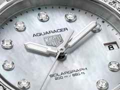 TAG Heuer Aquaracer Professional 200 Solargraph Quarz Edelstahl 34mm weißes Perlmutt-Zifferblatt mit Brillanten Metallband – Damenuhren Uhr mit Datum aus Edelstahl. Das Gehäuse ist rund und silber. Das Edelstahlarmband ist silber. Das Zifferblatt ist ein Index in weiß. – Ansicht 5