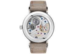 Nomos Glashütte Tangente 33 Duo Handaufzug Edelstahl 33mm weißes Zifferblatt beiges Lederband Glasboden – Damenuhren Uhr ohne Datum aus Edelstahl. Das Gehäuse ist rund und silber. Das Lederarmband ist beige. Das Zifferblatt ist arabisch Index und weiß. – Ansicht 2