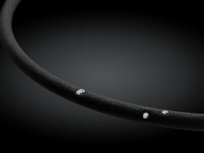 André Ribeiro Halsreif Kautschuk mit Brillanten 0,06 – Halsschmuck Collier aus 750 Weißgold, Edelstahl, Kautschuk und und .