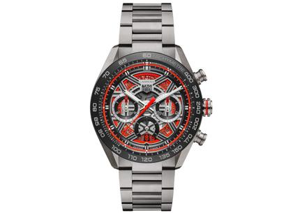 TAG Heuer Carrera Chronograph Extreme Sport Automatik Titan 44mm skelettiertes Zifferblatt Metallband – Herrenuhren Chronograph aus Keramik und Titan. Das Gehäuse ist rund und silber. Das Edelstahlarmband ist silber. Das Zifferblatt ist skelettiert und rot.